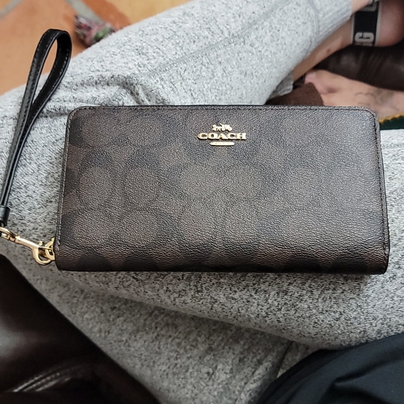 Coach - Picture 1 of 3